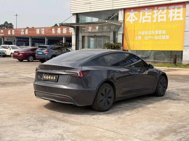 Tesla Model 3 — Фото автомобиля 11