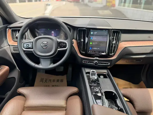Volvo XC60 — Фото автомобиля 8