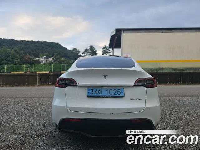 Tesla Model Y — Фото автомобиля 4