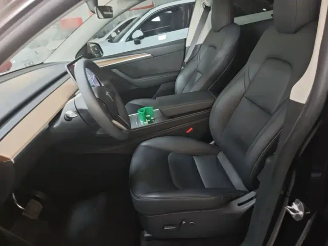 Tesla Model Y — Фото автомобиля 14