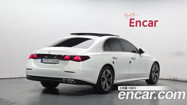 Mercedes-Benz E-Class — Фото автомобиля 2