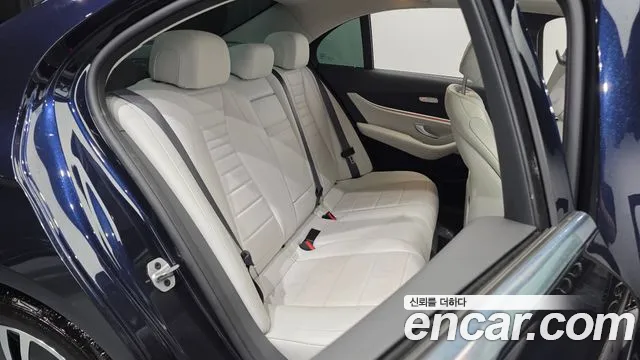 Mercedes-Benz E-Class — Фото автомобиля 10