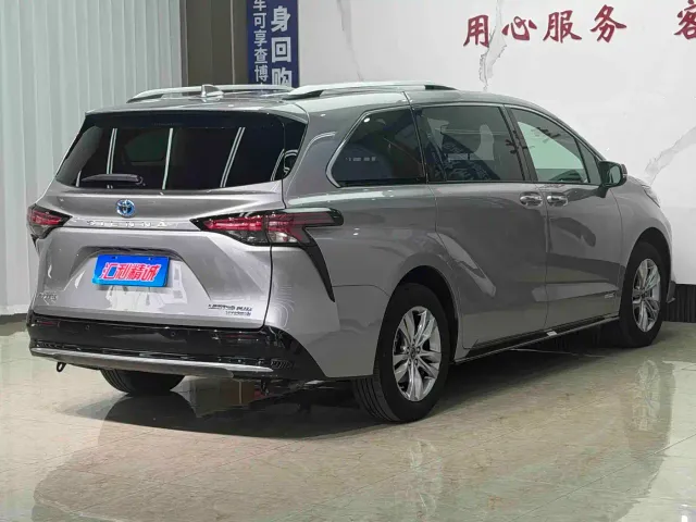 Toyota Sienna — Фото автомобиля 4