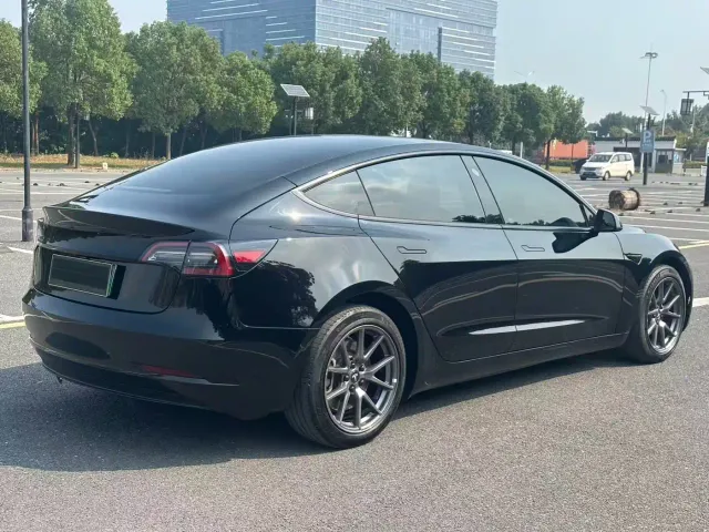 Tesla Model 3 — Фото автомобиля 7