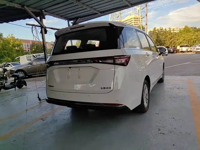 Wuling Jiachen — Фото автомобиля 4
