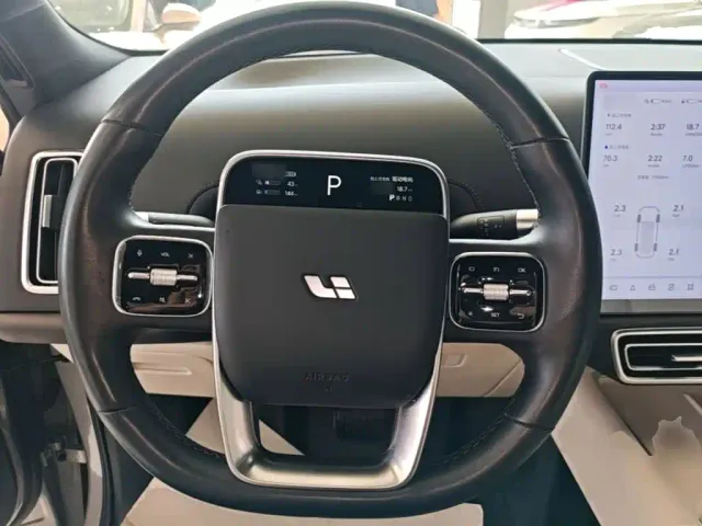 Li Auto L9 — Фото автомобиля 10