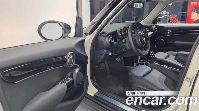 Mini Cooper Cooper 5 дверей Classic Launch Pack — Фото автомобиля 10