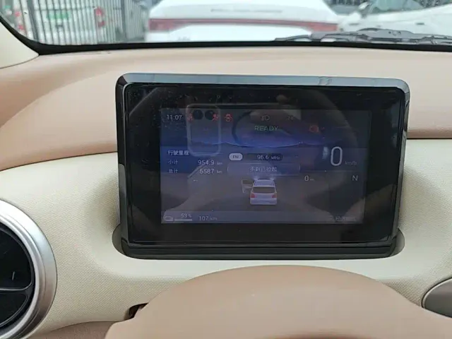 Wuling Motors Hongguang MINIEV 2025 4-Door Premium Edition — Фото автомобиля 11