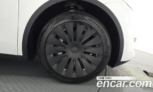 Tesla Model Y — Фото автомобиля 6