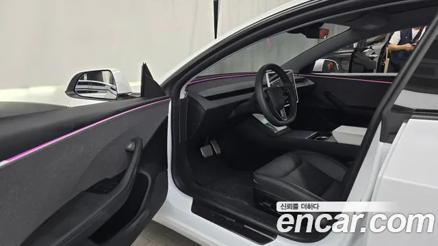 Tesla Model 3 — Фото автомобиля 10