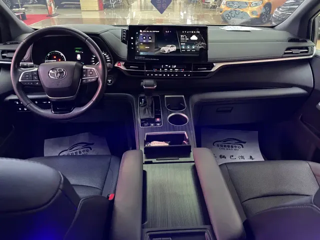 Toyota Sienna — Фото автомобиля 13