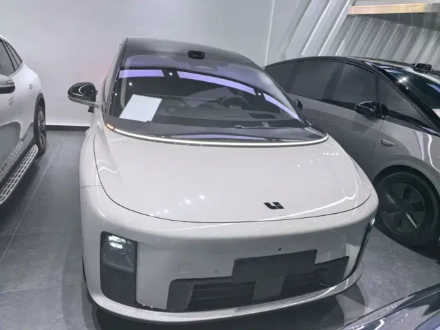 Li Auto i8 — Фото автомобиля 2
