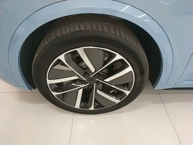 Li Auto L8 — Фото автомобиля 22