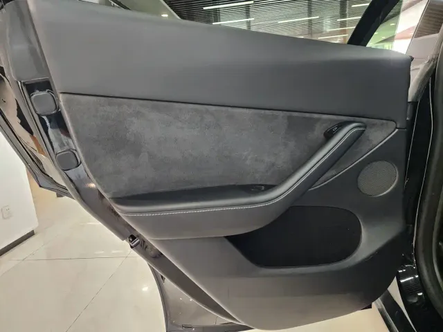 Tesla Model Y — Фото автомобиля 10