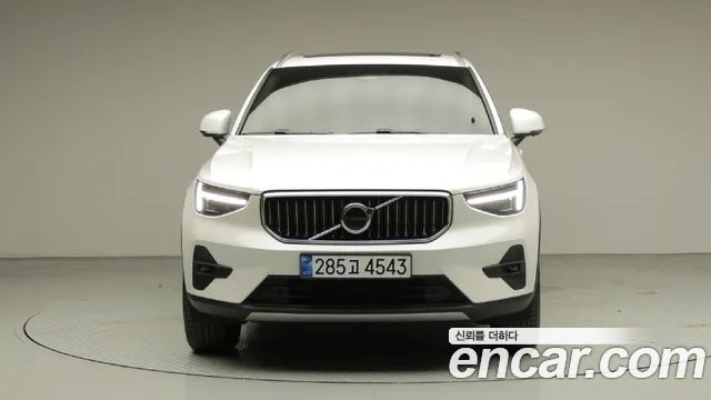 Volvo XC40 — Фото автомобиля 2