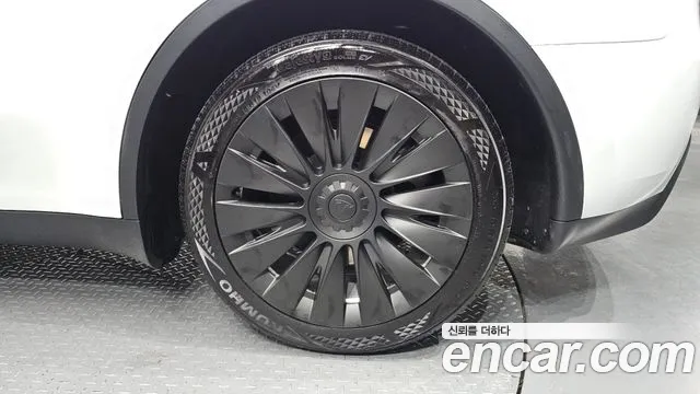 Tesla Model Y — Фото автомобиля 21