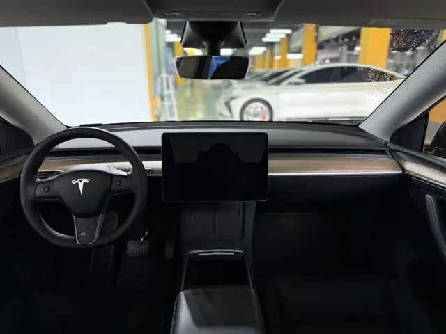 Tesla Model Y — Фото автомобиля 17