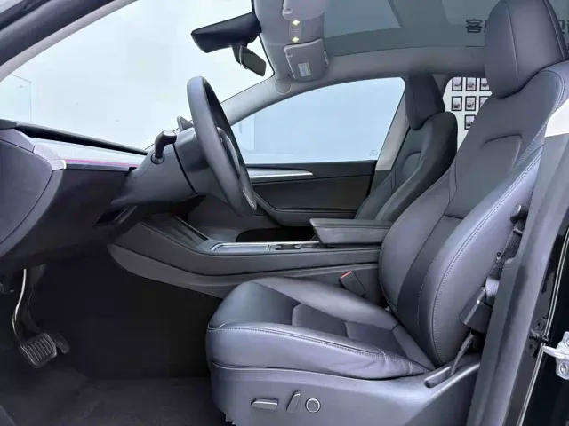 Tesla Model Y — Фото автомобиля 17