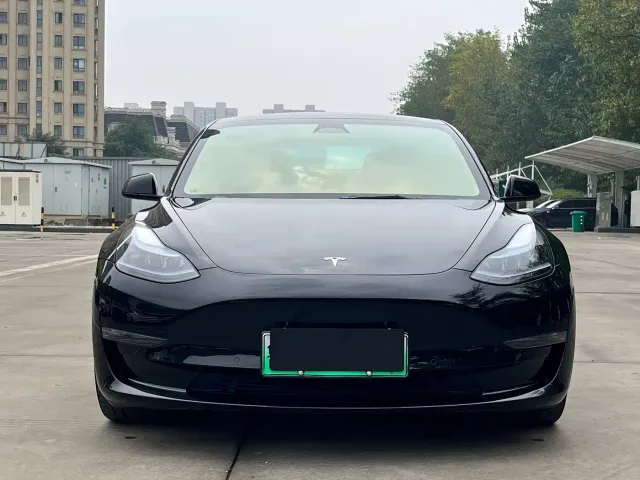 Tesla Model 3 — Фото автомобиля 2