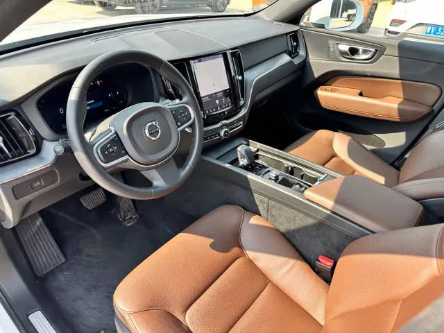 Volvo XC60 — Фото автомобиля 7