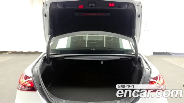 Mercedes-Benz E-Class — Фото автомобиля 20