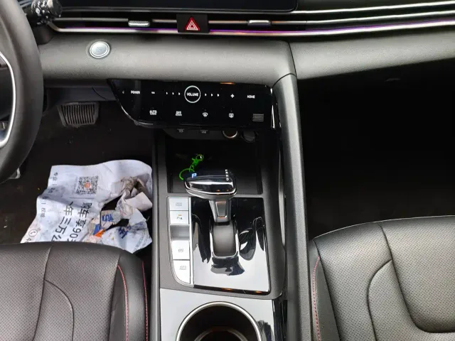Hyundai Elantra 2022 1.5L CVT LUX Black Knight Limited Edition — Фото автомобиля 14