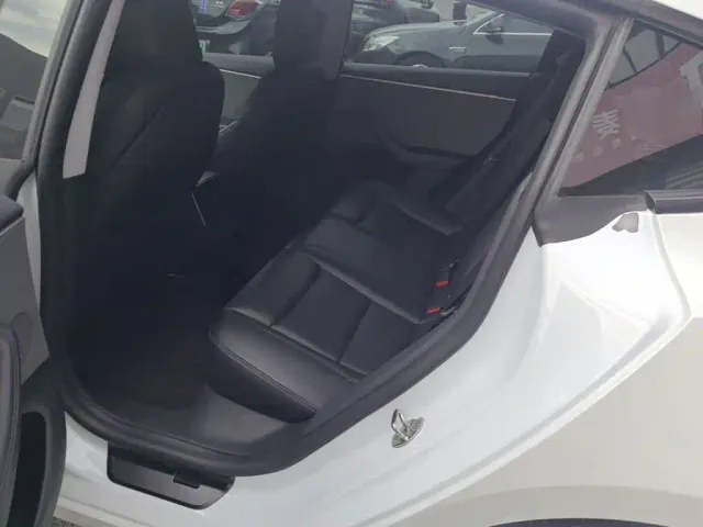 Tesla Model 3 — Фото автомобиля 16
