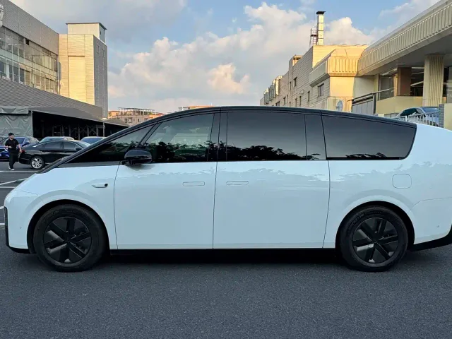 Li Auto MEGA — Фото автомобиля 5