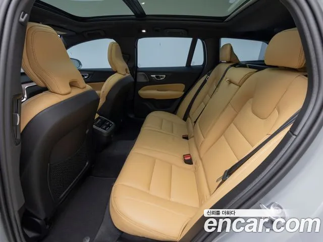 Volvo V60 Cross Country 2nd Gen — Фото автомобиля 12