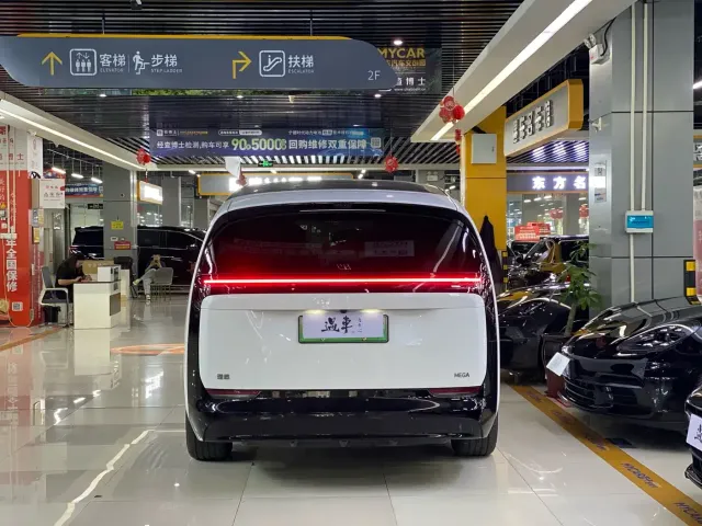 Li Auto MEGA — Фото автомобиля 18