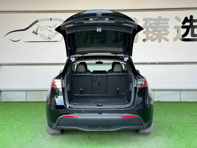 Tesla Model Y — Фото автомобиля 12