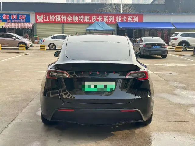 Tesla Model Y — Фото автомобиля 8
