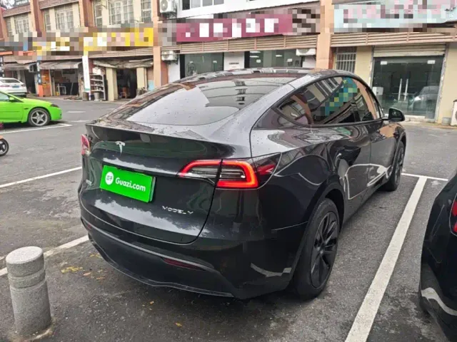 Tesla Model Y — Фото автомобиля 6