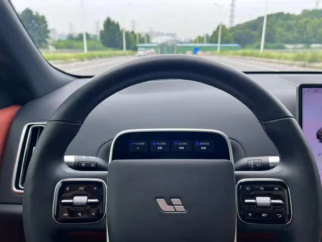 Li Auto L8 — Фото автомобиля 15