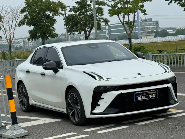 Lynk & Co 03 — Фото автомобиля 2
