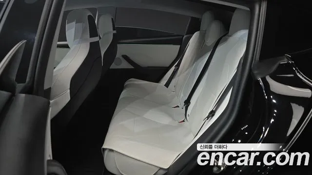 Tesla Model 3 — Фото автомобиля 12