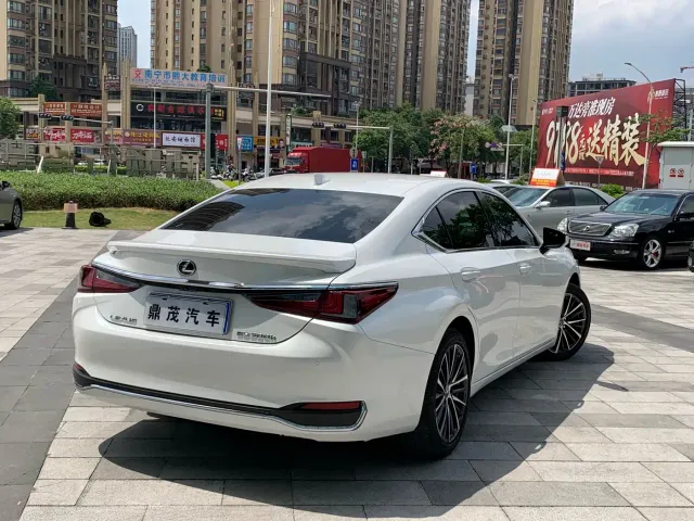 Lexus ES — Фото автомобиля 8