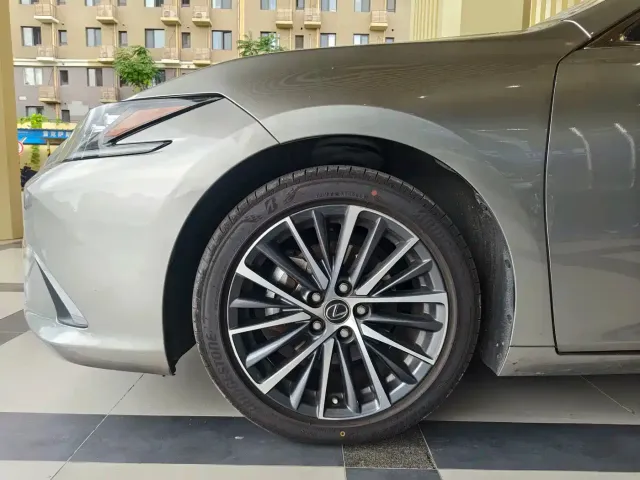 Lexus ES — Фото автомобиля 8