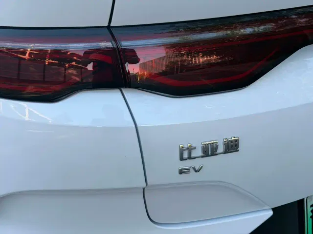 BYD Qin L — Фото автомобиля 9