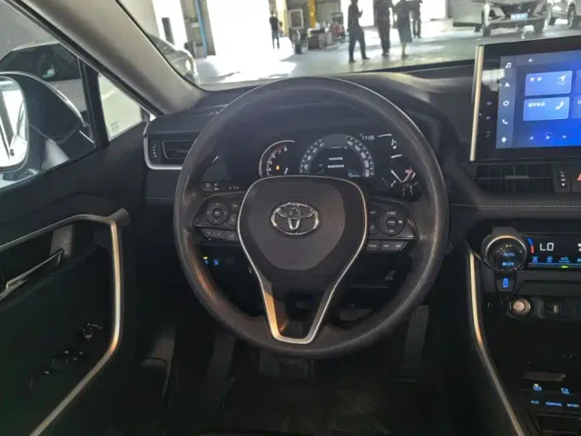 Toyota RAV4 — Фото автомобиля 10