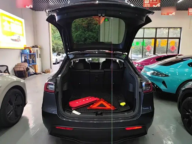 Tesla Model Y — Фото автомобиля 18