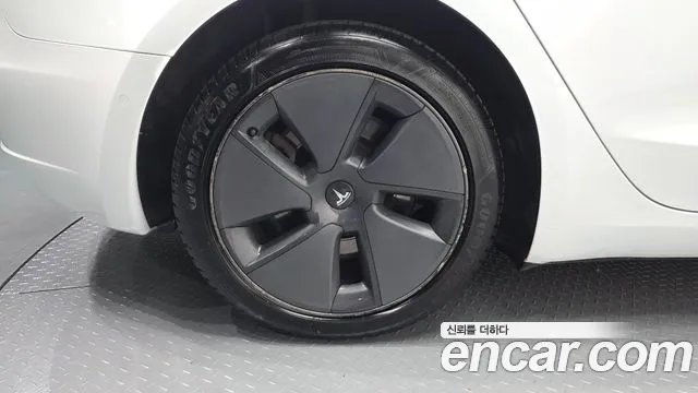 Tesla Model 3 — Фото автомобиля 5
