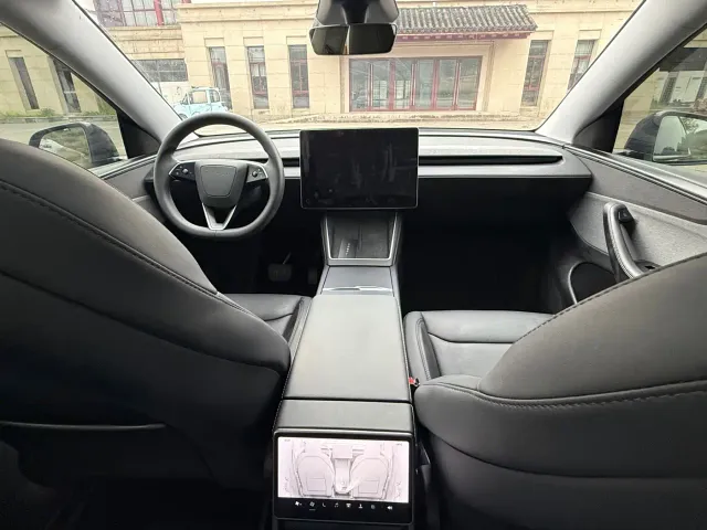 Tesla Model Y — Фото автомобиля 11