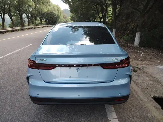 Geely Geometry G6 — Фото автомобиля 5