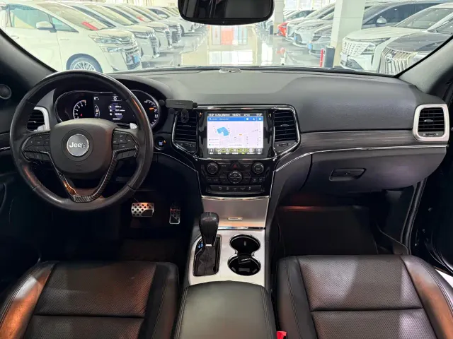 Jeep Grand Cherokee — Фото автомобиля 12