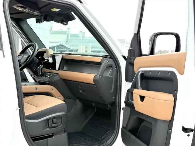 Land Rover Defender — Фото автомобиля 6