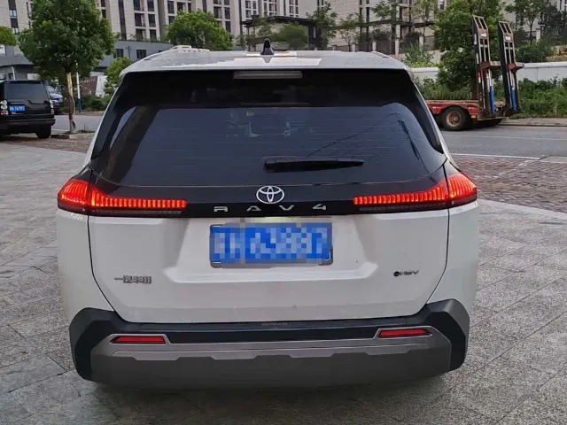 Toyota RAV4 — Фото автомобиля 5