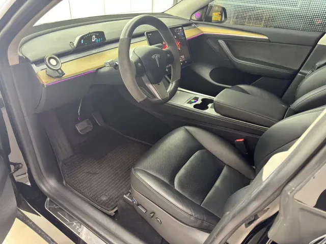Tesla Model Y — Фото автомобиля 13