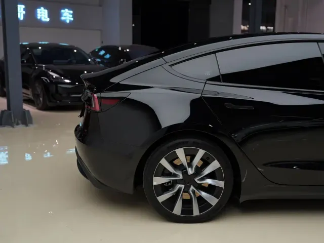 Tesla Model 3 — Фото автомобиля 9
