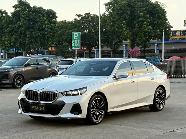 Фотография автомобиля — BMW 5 Series
